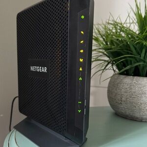 NetGear Nighthawk AC1900 C7000v2 Wi-Fi cable modem router